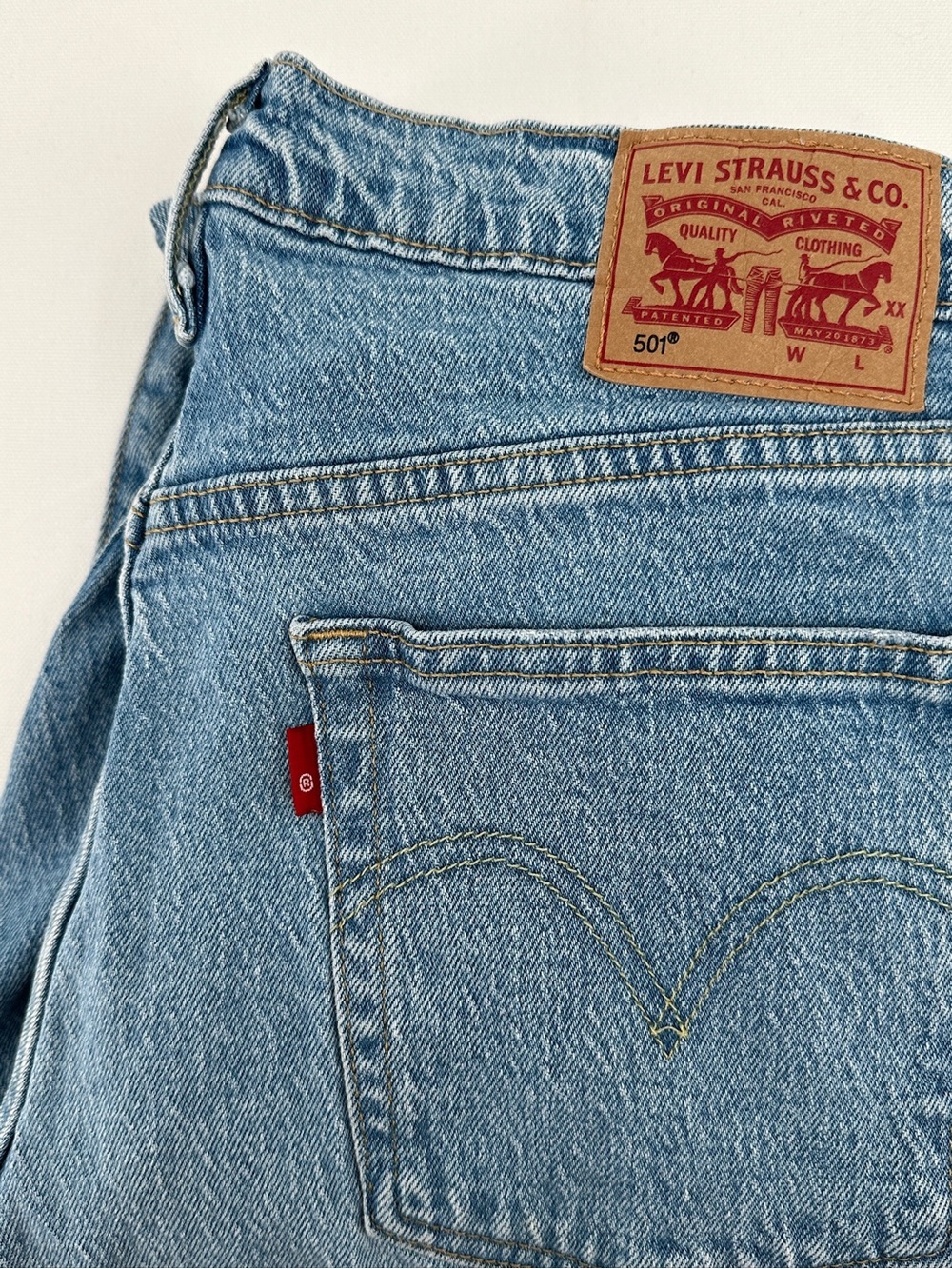 Levi’s 501 Jeans 30x32 Button Fly 100% Cotton Light Wash Denim